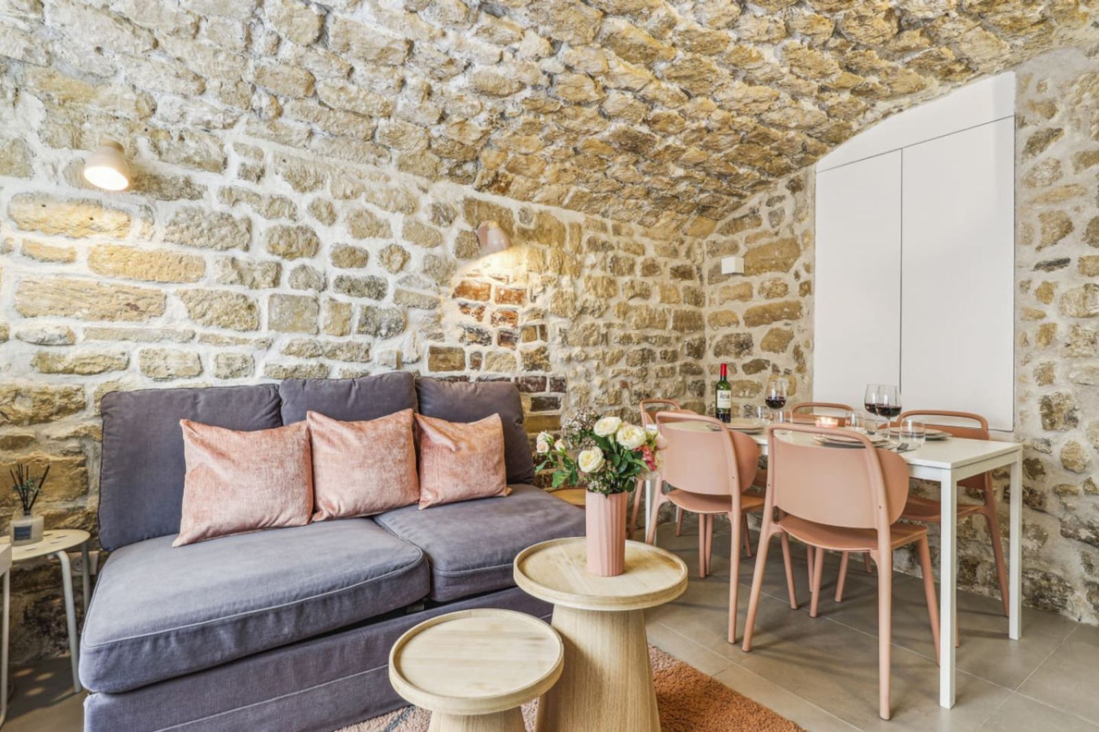 Bright living room of a Lavie Maison apartment facing the Palais Royal in Paris, an alternative to a hotel room